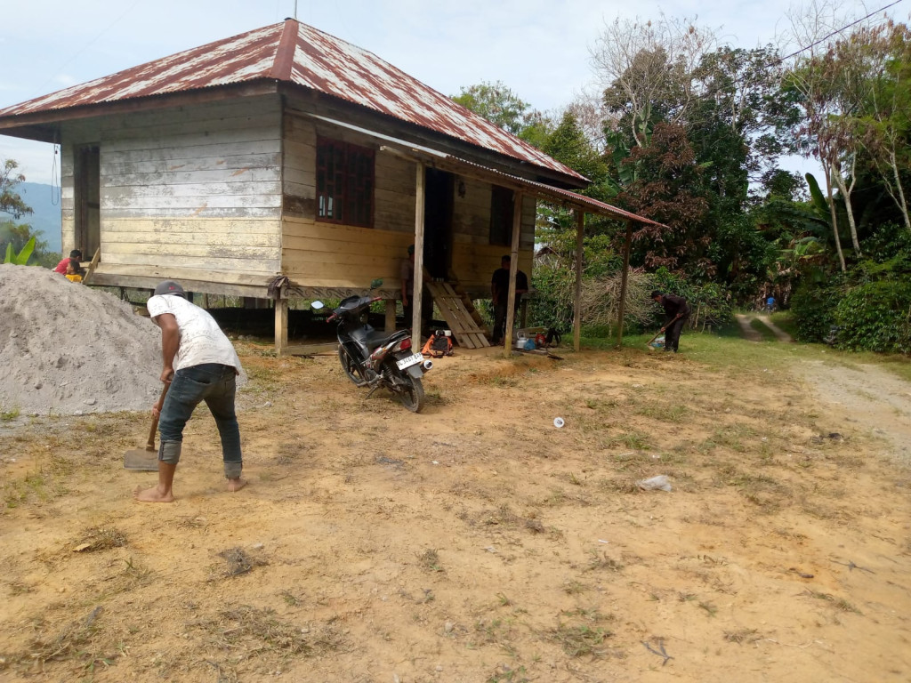 Kegiatan gotongr oyong bersama di menasah temas mumanang Desa Buntul Gayo 